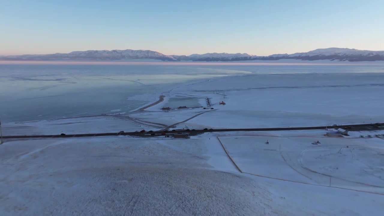 航拍冬季新疆赛里木湖雪山冰湖蓝冰日照金山夕阳雪山纹理视频下载