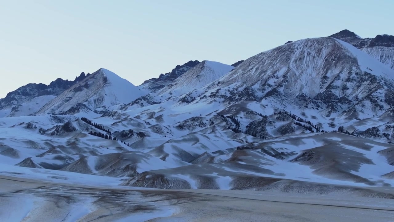 航拍冬季新疆赛里木湖雪山冰湖蓝冰日照金山夕阳雪山纹理视频下载