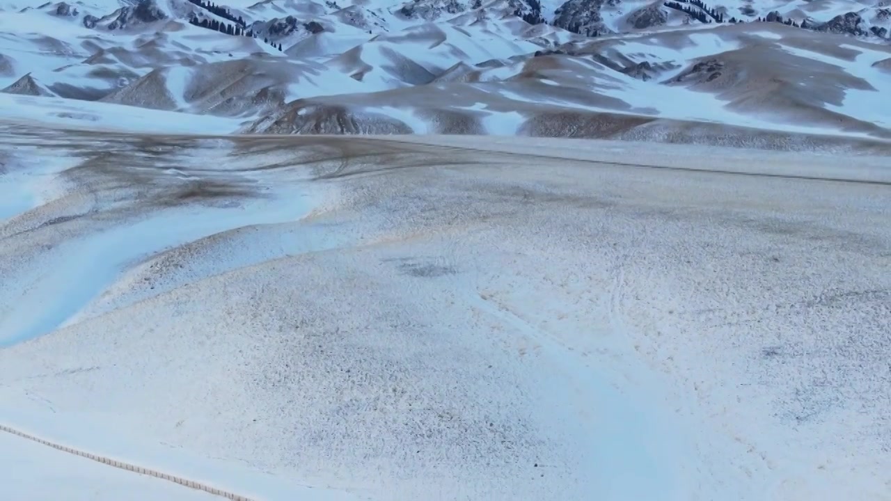 航拍冬季新疆赛里木湖雪山冰湖蓝冰日照金山夕阳雪山纹理视频下载