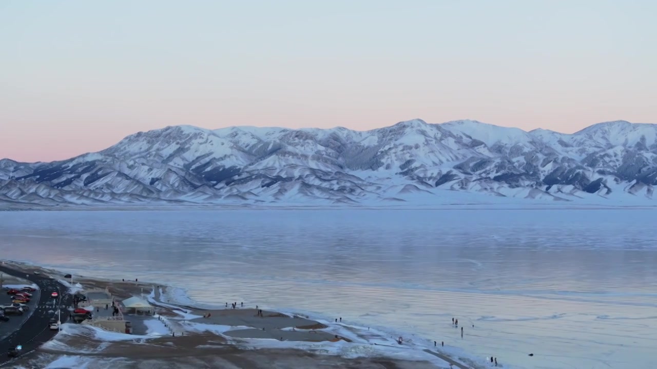 航拍冬季新疆赛里木湖雪山冰湖蓝冰日照金山夕阳雪山纹理视频下载