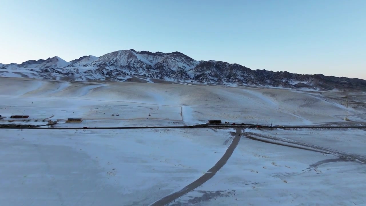 航拍冬季新疆赛里木湖雪山冰湖蓝冰日照金山夕阳雪山纹理视频下载