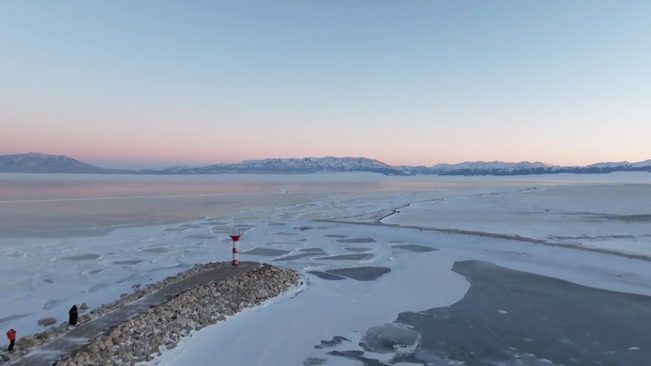 航拍冬季新疆赛里木湖雪山冰湖蓝冰日照金山夕阳雪山纹理视频素材