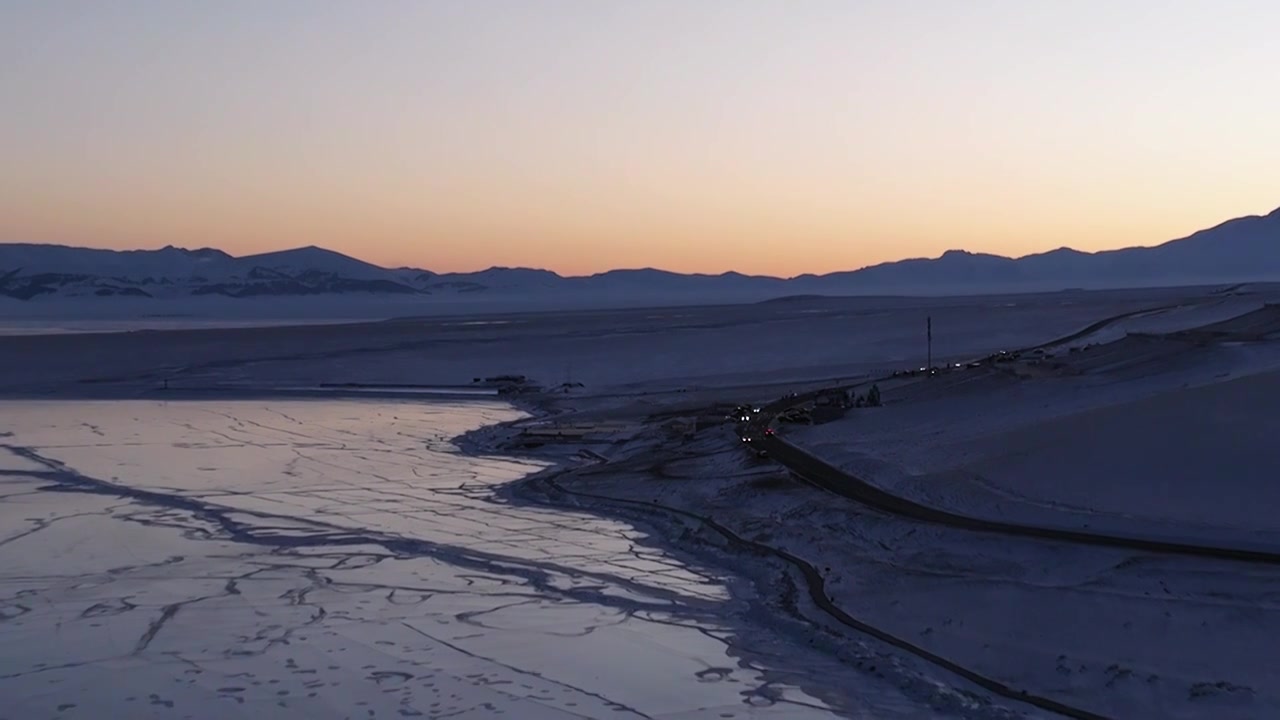 航拍冬季新疆赛里木湖雪山冰湖蓝冰日照金山夕阳雪山纹理视频下载