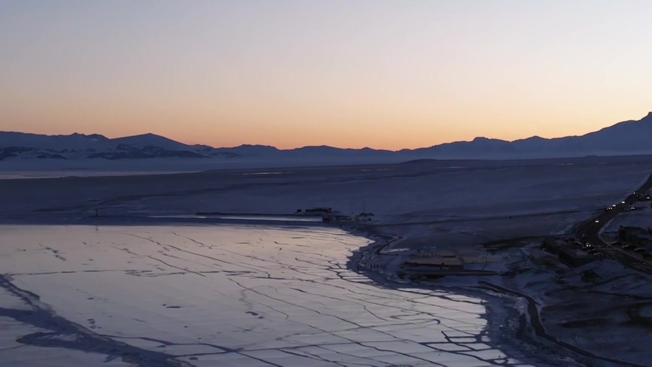 航拍冬季新疆赛里木湖雪山冰湖蓝冰日照金山夕阳雪山纹理视频下载