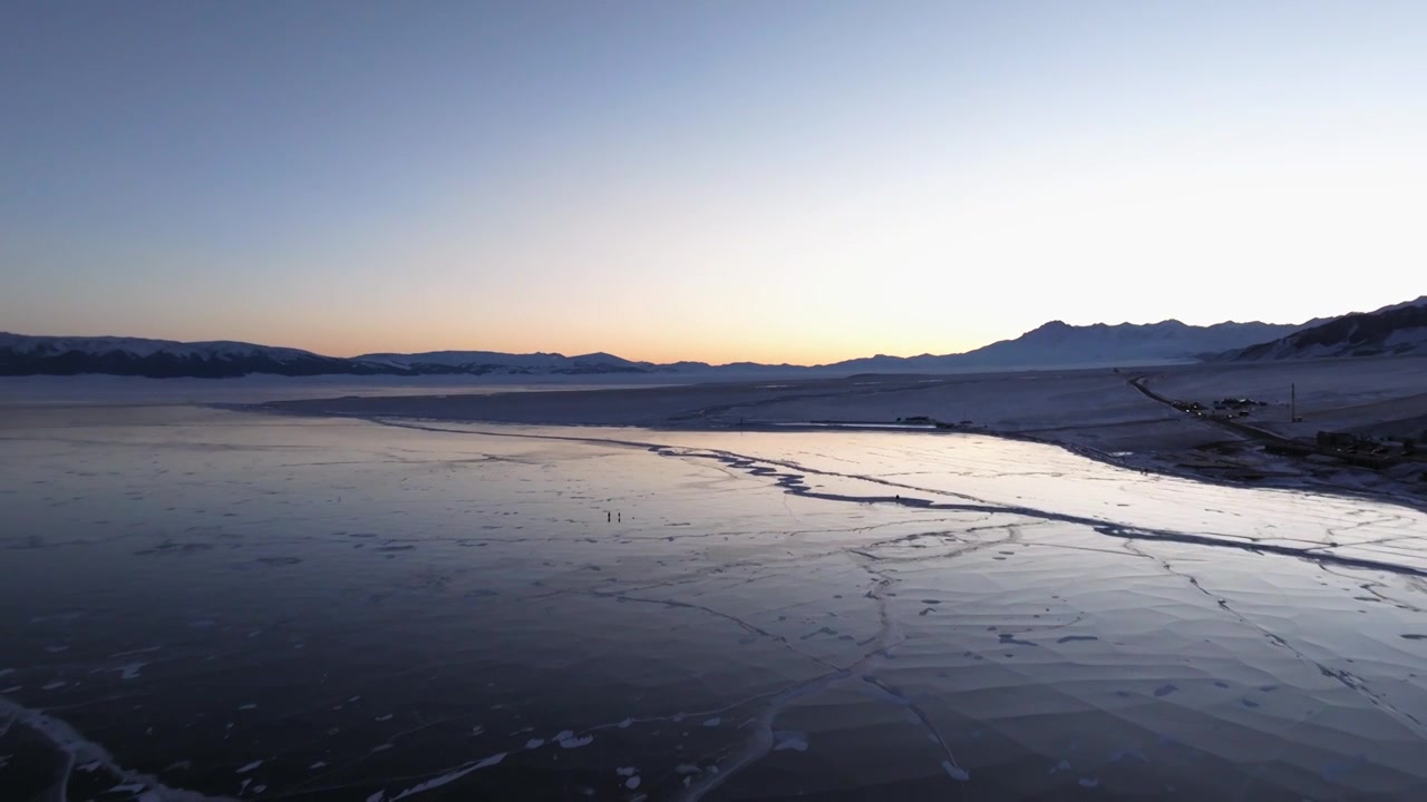 航拍冬季新疆赛里木湖雪山冰湖蓝冰日照金山夕阳雪山纹理视频素材