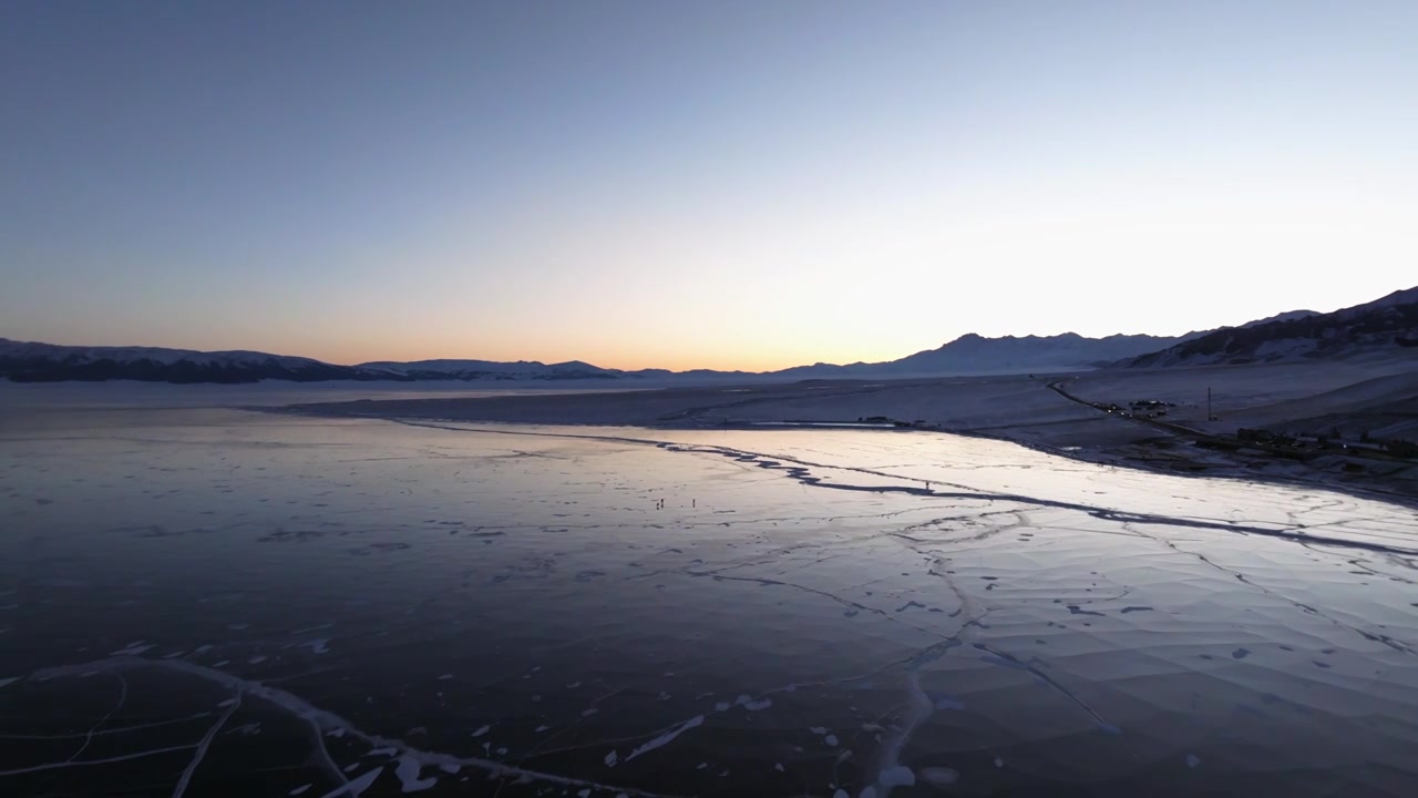 航拍冬季新疆赛里木湖雪山冰湖蓝冰日照金山夕阳雪山纹理视频下载