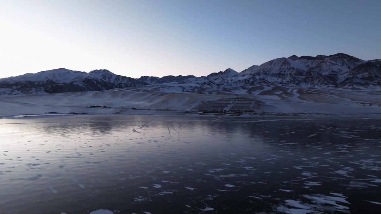 航拍冬季新疆赛里木湖雪山冰湖蓝冰日照金山夕阳雪山纹理视频下载