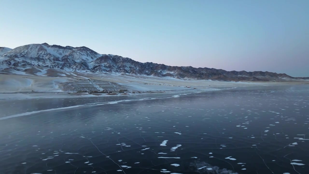 航拍冬季新疆赛里木湖雪山冰湖蓝冰日照金山夕阳雪山纹理视频下载