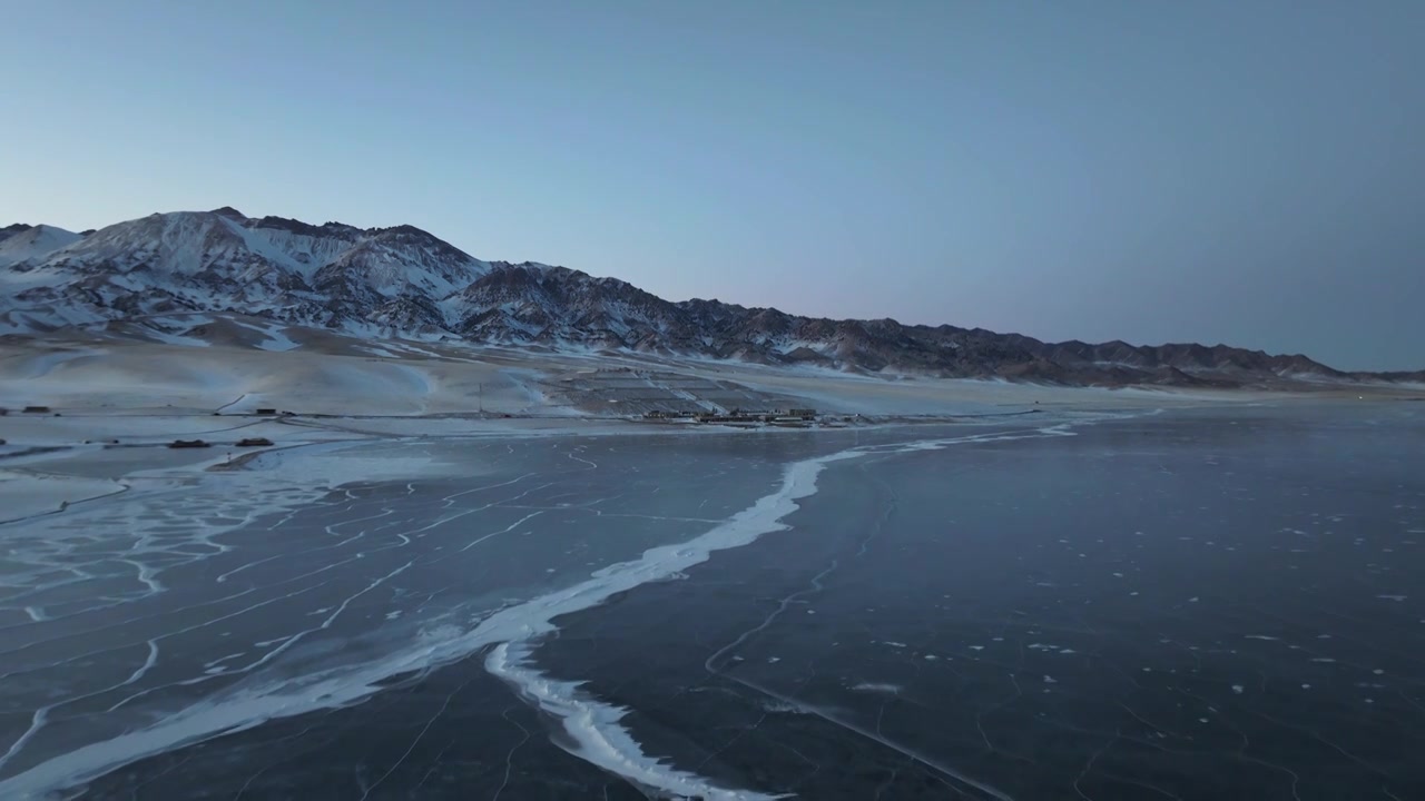 航拍冬季新疆赛里木湖雪山冰湖蓝冰日照金山夕阳雪山纹理视频下载