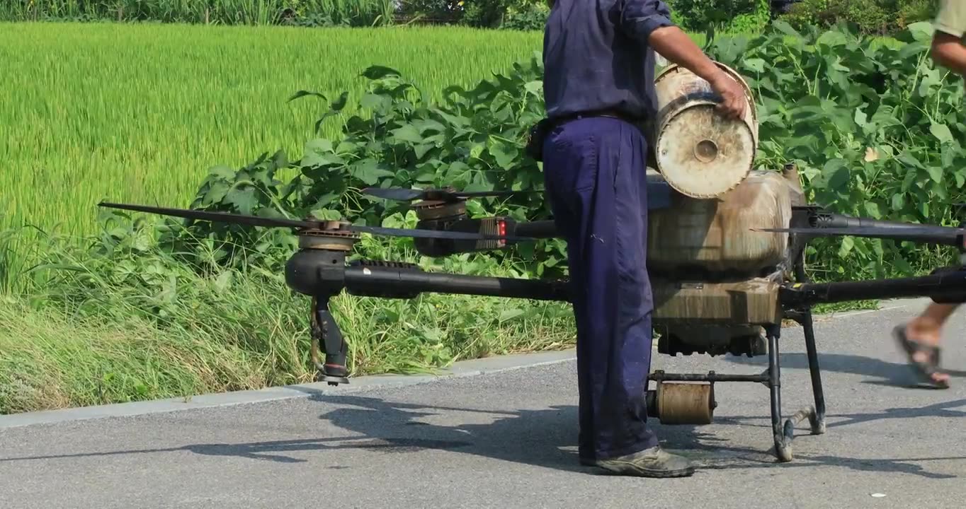 给农用无人机添加化学药品视频下载