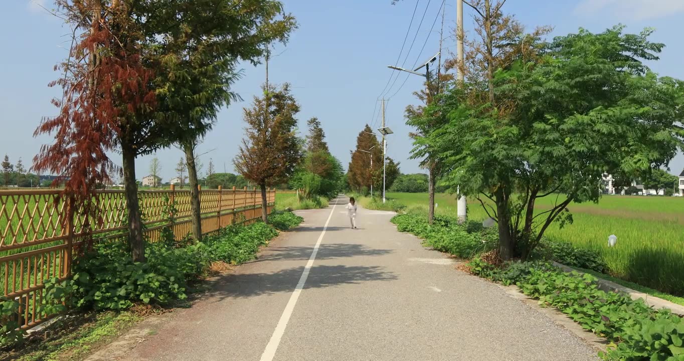 可爱女孩乡村道路开心奔跑视频素材