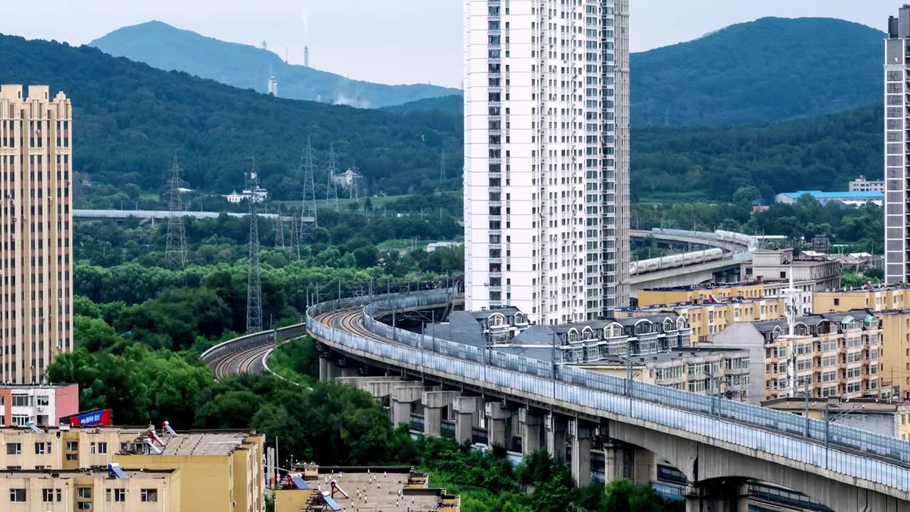 高速铁路上火车快速穿梭在城市高楼大厦中视频下载