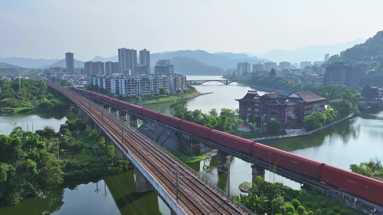 航拍火车货运列车在城市中穿行视频下载