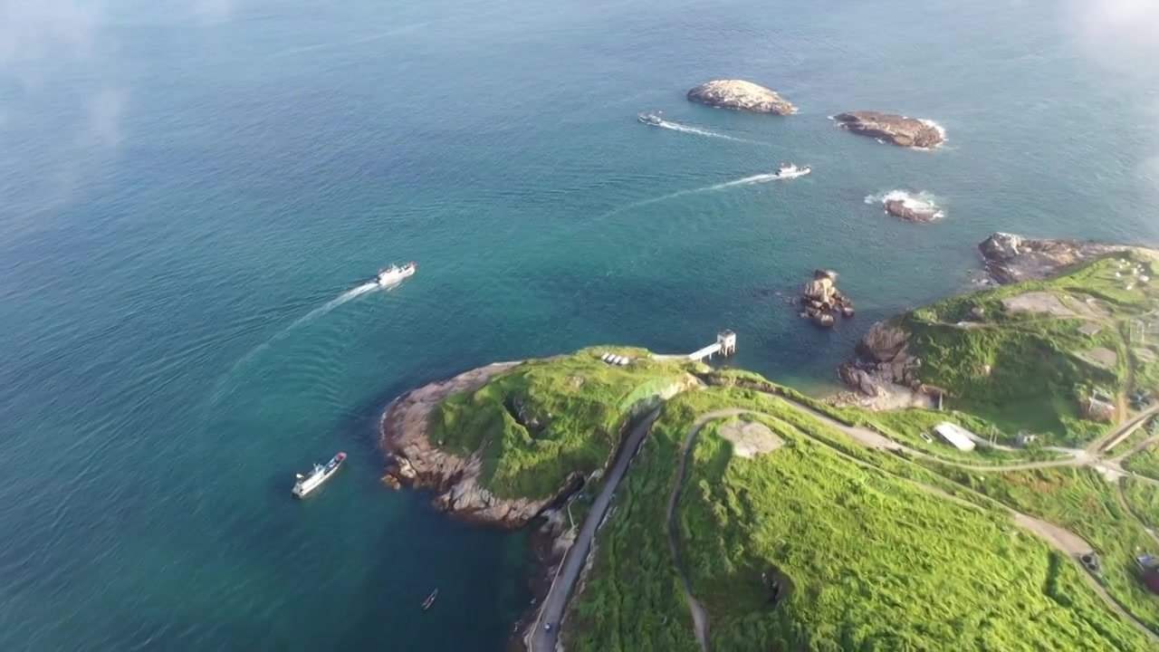 航拍宁静海湾渔船视频下载