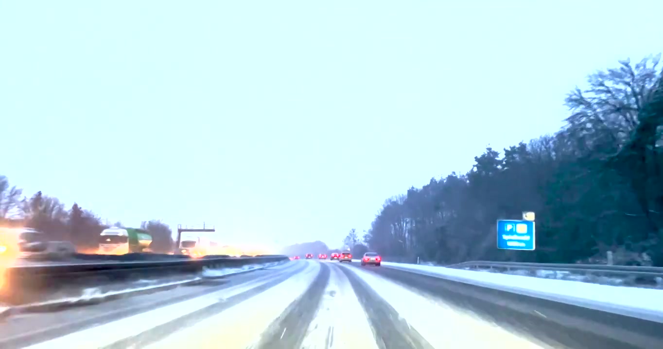 德国卡塞尔-行驶在积雪的道路上视频下载