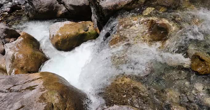 扎尕那山谷中的溪流视频素材