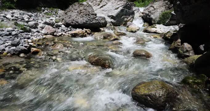 扎尕那山谷中的溪流视频下载