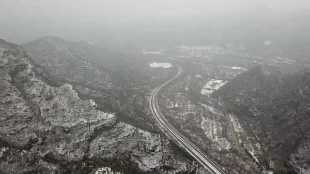 航拍居庸关长城雪后花海铁路轨道视频素材