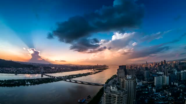 湖南长沙橘子洲大桥地标湘江风光带鱼眼全景日落日转夜延时风光视频素材