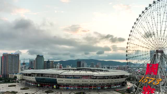 湖南长沙地标建筑贺龙体育场摩天轮城市天际线日转夜延时视频素材