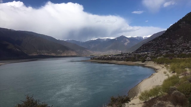 高原雪山风光视频素材