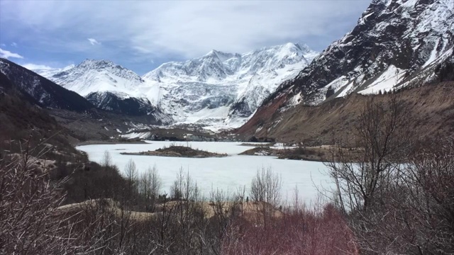 高原雪山湖泊风光视频下载