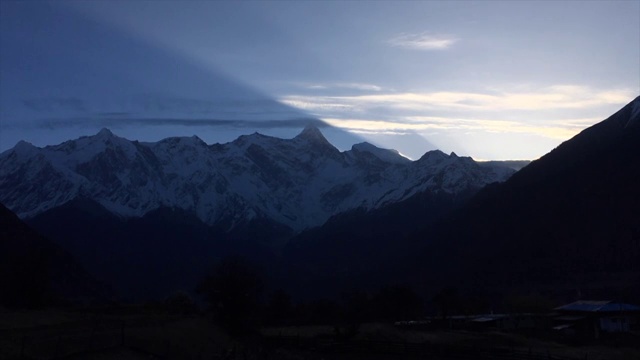 高原雪山湖泊风光视频下载