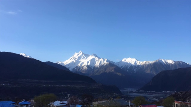 高原雪山湖泊风光视频素材