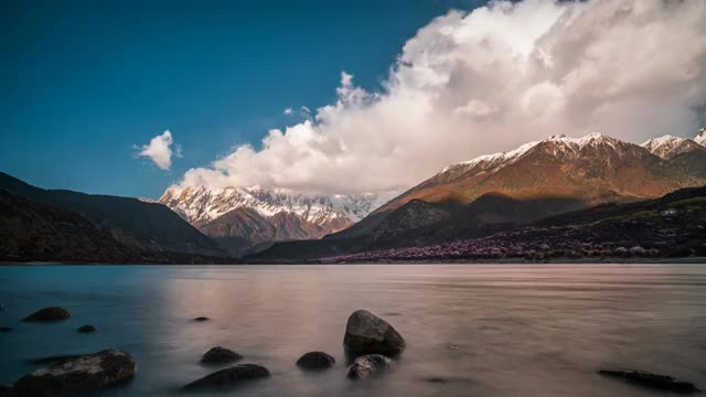 雅鲁藏布江流水加南迦巴瓦日照金山视频下载