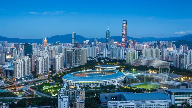 深圳城市建筑从白昼到夜晚的天际线，水平视角移动视频素材