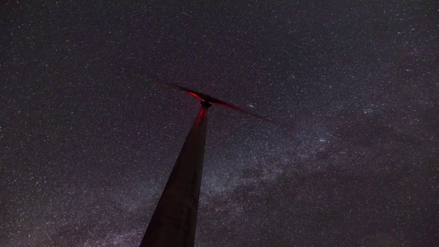 夜晚风车与银河视频素材