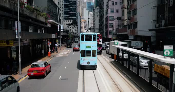 前行中国香港电车与港岛城市景观视频素材