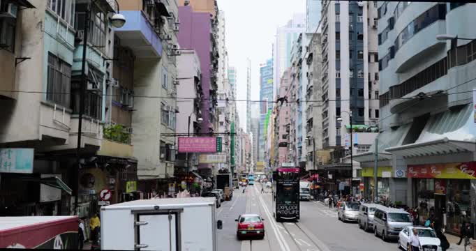 前行中国香港电车与港岛城市景观视频素材