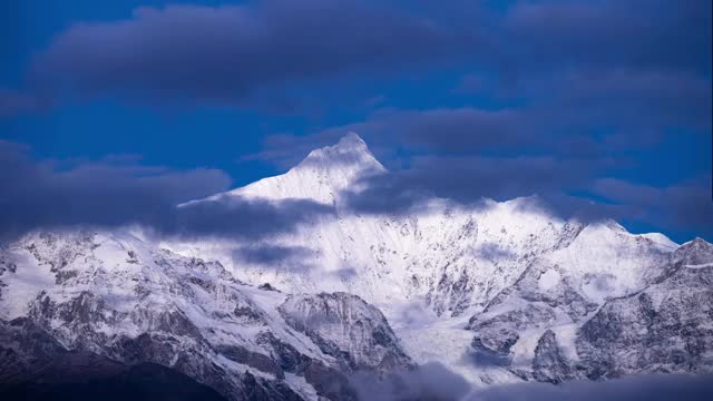 梅里雪山日照金山视频素材