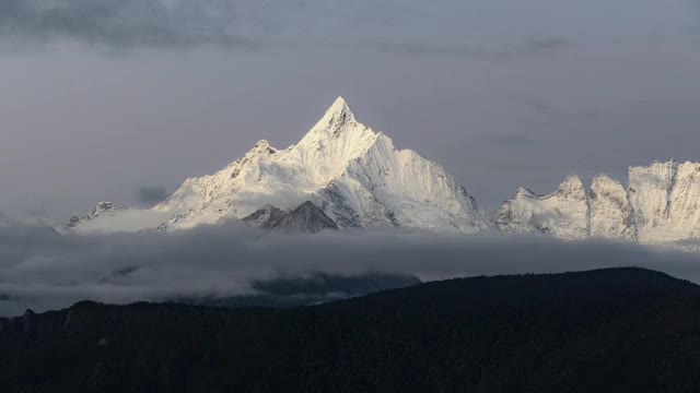 梅里雪山日照金山视频素材