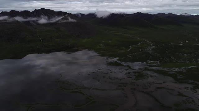 航拍西藏无人区云雾山视频素材