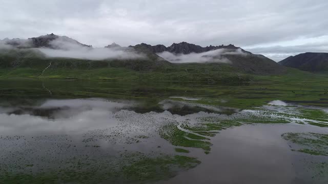 航拍西藏无人区云雾山视频素材