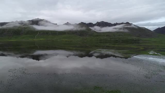 航拍西藏无人区云雾山视频素材