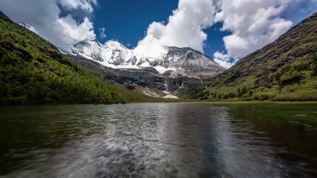 稻城亚丁央迈勇雪山蓝天白云视频素材