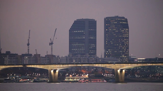 首尔Yeouido金融区的双塔夜景视频素材