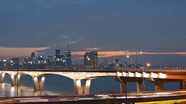 汉城汉江上的一座桥的日夜景色视频素材