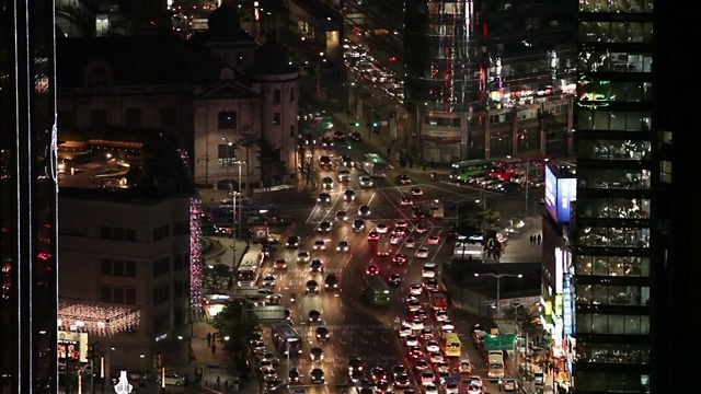 夜景交通上的城市道路和建筑在首尔市中心区视频素材