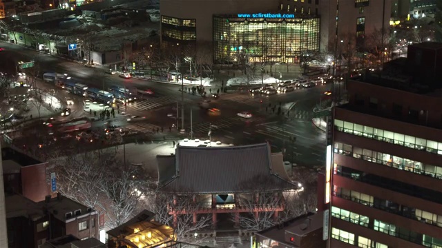 首尔市中心十字路口的交通夜景视频素材