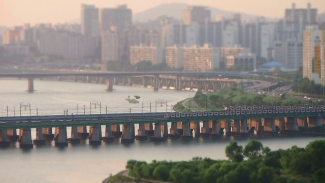 汉城地铁上的韩港铁路桥横跨汉江视频素材