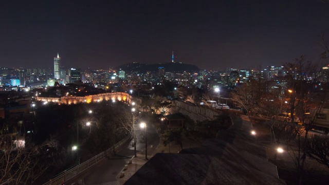 首尔城堡的石墙和夜晚的城市景观视频素材