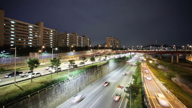 河流北侧的交通和夜景视频素材