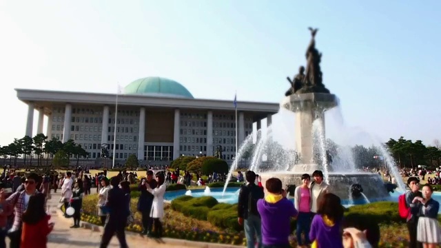 在韩国首尔的国民议会大楼里，游客的视线视频素材