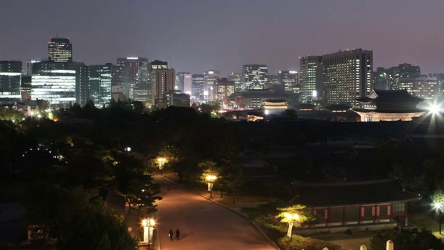 景福宫和韩国首尔市的夜景视频素材