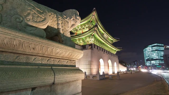 韩国首尔的光华门和海泰雕像夜景视频素材