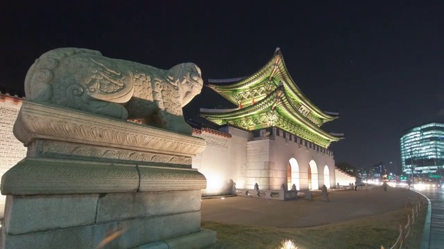 韩国首尔的光华门和海泰雕像夜景视频素材